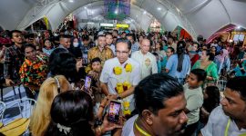 Calon Walikota Medan, Rico Tri Putra Bayu Waas (Rico Waas) menghadiri Festival of Lights Happy Deepavali yang diselenggarakan masyarakat India suku Tamil yang ada di Kota Medan, di Polonia Sky Park, Jalan Imam Bonjol Kecamatan Medan Polonia, Sabtu (2/11/2024) malam kemarin. (Foto: Diva Suwanda)