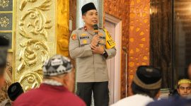 Wakapolda Sumut, Brigjen Pol Rony Samtana, mengunjungi Masjid Al-Munawaroh di Desa Sipare-pare, Kecamatan Air Putih, Kabupaten Batubara, Jumat (1/11). (Foto: Dokumentasi Polda Sumut)