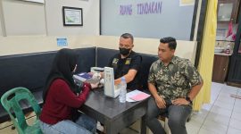 Tersangka HM warga Padang Bulan, Medan, saat menjalani pemeriksaan kesehatan setelah diamankan Polda Sumut karena mempromosikan judi online. (Foto: Dokumentasi Polda Sumut)