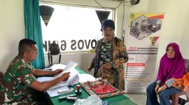 Prajurit Batalyon Kav 6/Naga Karimata saat melayani warga yang datang untuk dibantu dalam pengurusan Akta Kelahiran. (Foto: Dokumentasi Pen Yon Kav 6/NK)