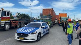 Kepolisian Daerah Sumatera Utara (Sumut) mengawal sebanyak 13 truk kontainer pengangkut logisitik ajang Aquabike Jetski World Championship 2024, yang diselenggarakan di Danau Toba pada 13-17 November
2024. (Foto: Diva Suwanda)