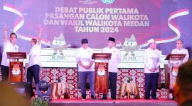 Pasangan calon Wali Kota dan Wakil Wali Kota Medan nomor 1, Rico Tri Putra Bayu Waas (Rico Waas) - H. Zakiyuddin Harahap, saat menyampaikan visi misi pada debat pertama Calon Walikota Medan di Hotel Four Point, Medan, Jumat (8/11/2024). (Foto: Diva Suwanda/PotretSumut)