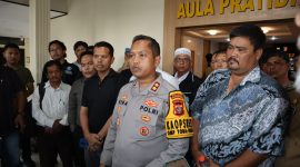 Kapolres Padang Sidimpuan AKBP Wira Prayatna bersama orangtua pelapor (kanan) dalam kasus viral seorang anak yang sempat ditetapkan sebagai tersangka oleh Polres Padangsidimpuan kini berakhir dengan kesepakatan damai, Selasa (12/11/2024). (Foto: Dokumentasi Polda Sumut)