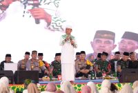 Al-Ustadz Dr H Das’ad Latif, Ph D saat memberikam ceramah di Tabligh Akbar Polda Sumut, di Lapangan KS Tubun, Mapolda Sumut Sabtu (23/11/2024) malam. (Foto: Dokumentasi Polda Sumut)