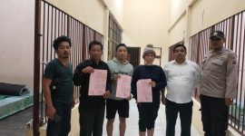 Ketiga tersangka saat diamankan di Mapolres Humbahas diantaranya Rolima Nainggolan (42), Harry S.H. Purba (25), dan Ronald Hutasoit (45), yang diduga membagikan uang untuk memengaruhi warga memilih pasangan calon nomor urut 3 pada Pilkada 2025-2030. (Foto: Dokumentasi Polda Sumut)