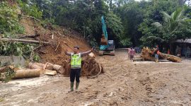 Personel polisi saat melakukan pengamanan proses pembersihan material longsor di Sibolangit. (Foto: Dokumentasi Polda Sumut)