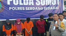 Kapolres Sergai AKBP John saat memaparkan pengungkapan kasus dugaan tindak pidana perdagangan orang (TPPO) dalam kasus penyaluran pekerja migran illegal. (Foto: Antara)