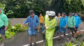 Petugas saat mengevakuasi korban tewas yang tertimbun longsor di Sibolangit, Kabupaten Deliserdang Rabu (27/11/2024). (Foto: Dokumentasi Polda Sumut)