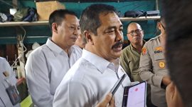 Menteri Imigrasi dan Pemasyarakatan, Jendral Agus Andrianto didampingi Dirpamintel Ditjenpas Tatan Dirsan Atmaja (kiri) saat ditemui di Medan, Selasa (17/12/2024). (Foto: Diva Suwanda)