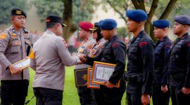 Kapolda Sumatera Utara, Irjen Pol Whisnu Hermawan Februanto, SIK, MH, memberikan penghargaan kepada sejumlah personel atas dedikasi dan aksi kemanusiaan mereka saat menghadapi bencana banjir. Upacara penghargaan tersebut berlangsung pada apel pagi di Lapangan Apel Mapolda Sumut, Senin (2/12/2024). (Foto: Dokumentasi Polda Sumut)