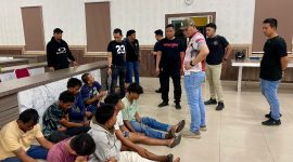 PotretSumut - Tawuran antar warga terjadi di Jalan Slebes, Kelurahan Belawan II, Kecamatan Medan Belawan, pada Rabu malam (3/12/2024) sekitar pukul 20.30 WIB. Aksi tersebut melibatkan warga dari Gang 7 dan gabungan warga dari Gang 10, 11, dan 12, yang saling lempar batu, botol kaca dan kembang api, menyebabkan kekacauan. (Foto: Dokumentasi Polda Sumut)