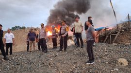 Polres Mandailing Natal bersama personel Brimob berhasil menertibkan aktivitas tambang emas ilegal di Kecamatan Kotanopan, Kabupaten Mandailing Natal, Rabu (4/12). (Foto: Dokumentasi Polda Sumut)