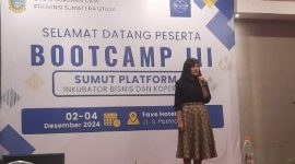 Madamepuly, motivator sekaligus trainer yang memandu pelatihan ini, menjelaskan hasil psikotes kepada setiap peserta pada Growth Mindset dan TalentDNA yang berlangsung sejak Senin hingga Rabu (2-4 Desember 2024) di Medan. (Foto: Diva Suwanda)