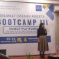 Madamepuly, motivator sekaligus trainer yang memandu pelatihan ini, menjelaskan hasil psikotes kepada setiap peserta pada Growth Mindset dan TalentDNA yang berlangsung sejak Senin hingga Rabu (2-4 Desember 2024) di Medan. (Foto: Diva Suwanda)