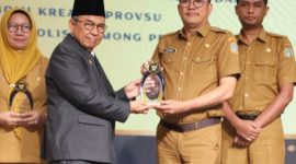 Kepala Dinas Koperasi dan UKM Sumatera Utara, Dr. Naslindo Sirait, meraih penghargaan Keterbukaan Informasi Publik 2024 yang diserahkan langsung oleh Komisi Informasi Provinsi Sumatera Utara di Kantor Gubernur Sumut, Senin (9/12/2024) kemarin. (Foto: Diva Suwanda)
