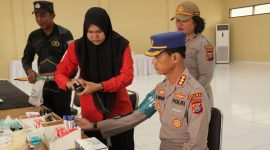 Kepala SPN Hinai Kombes Pol Iwan Setyawan saat melaksanakan kegiatan donor darah, Selasa (10/12/2024). (Foto: Dokumentasi Polda Sumut)