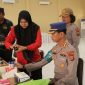 Kepala SPN Hinai Kombes Pol Iwan Setyawan saat melaksanakan kegiatan donor darah, Selasa (10/12/2024). (Foto: Dokumentasi Polda Sumut)