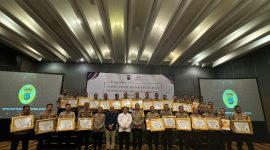 Sejumlah Polres se jajaran Polda Sumut yang mendapatkan penghargaan dari Ombudsman RI foto bersama dengan pejabat utama Polda Sumut di Hotel Santyka Diandra Premiere, Senin (16/12/2024). (Foto: Dokumentasi Polda Sumut)
