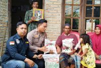 Unit Wartawan Polres Serdang Bedagai bersama kepolisian menyampaikan duka mendalam kepada keluarga siswi SMP yang menjadi korban pembunuhan tragis di Kecamatan Perbaungan, Kabupaten Serdang Bedagai. (Foto: Diva Suwanda)