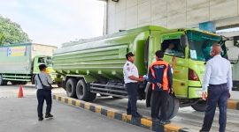 Petugas Dishub Sumut saat melaksanakan sosialisasi pembatasan kendaraan angkutan barang kepada sopir angkutan barang, Selasa (17/12/2024) kemarin. (Foto: Diva Suwanda)