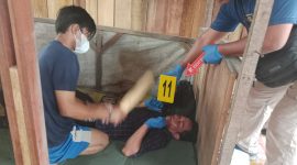 Tersangka Rahmat Syahputra saat melakukan reka ulang kasus pembunuhan yang dilakukannya, Rabu (18/12/2024). (Foto: Diva Suwanda)