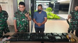 Kasdam I/BB Brigjen TNI Refrizal saat memaparkan tersangka kurir 20 kg sabu-sabu di Makodam I/BB, Jumat (20/12/2024). (Foto: Diva Suwanda)