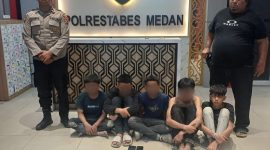 Kelima pelaku yang masih berstatus pelajar ini masing-masing berinisial M (14), MRR (16), MI (11), MRA (14), dan AS (15) saat diamankan di Mapolrestabes Medan, kemarin. (Foto: Dokumentasi Polda Sumut)