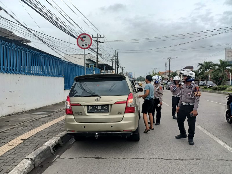 Direktorat Lalu Lintas (Ditlantas) Polda Sumut masih terus melakukan penertiban dan penindakan terhadap pelanggar lalu lintas di sepanjang Jalan SM Raja Medan, Rabu (5/2/2025). (Foto: Diva Suwanda)
