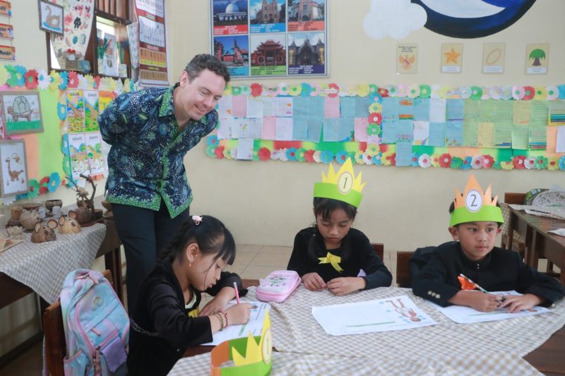 Interaksi: Tim Stapleton, Minister Counsellor of Governance and Human Development Kedutaan Besar Australia di Jakarta, berinteraksi dengan siswa di SDN Ngadisari 1, Sukapura, Probolinggo, Jawa Timur, Kamis (6/2). Tim berkunjung ke Probolinggo untuk melihat dampak implementasi program multigrade.