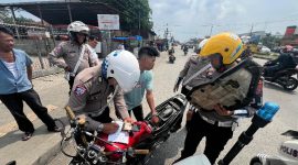 Petugas kepolisian saat melakukan pengecekan kelengkapan Ranmor dalam rangka Ops Keselamatan Toba 2025. Tercatat kesadaran tertib berlalulintas para pengguna jalan masih rendah. (Foto: Diva Suwanda)
