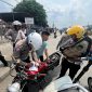 Petugas kepolisian saat melakukan pengecekan kelengkapan Ranmor dalam rangka Ops Keselamatan Toba 2025. Tercatat kesadaran tertib berlalulintas para pengguna jalan masih rendah. (Foto: Diva Suwanda)