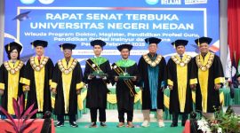 Rektor menyebutkan dalam melangkah ke jenjang karir dan dunia kerja, setidaknya dibutuhkan Ilmuwan yang kreatif, unggul dan profesional. (Foto: Diva Suwanda)