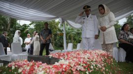 Usai pelantikan, Rico Waas didampingi sang istri, Airin, menyempatkan untuk berziarah ke makam almarhum ayahandanya, Jhonny Waas di TPU Makam Pondok Rangon, Jakarta Timur. (Foto: Diva Suwanda)