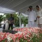 Usai pelantikan, Rico Waas didampingi sang istri, Airin, menyempatkan untuk berziarah ke makam almarhum ayahandanya, Jhonny Waas di TPU Makam Pondok Rangon, Jakarta Timur. (Foto: Diva Suwanda)