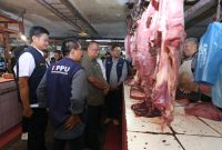 Tim Satgas Pangan Polda Sumut saat melakukan sidak ke salahsatu pasar di Medan, Rabu (26/2/2024). (Foto: Diva Suwanda)