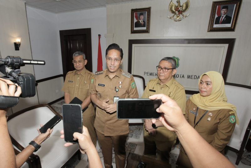 Walikota Medan, Rico Tri Putra Bayu Waas bergerak cepat merespon keluhan masyarakat soal keterbatasan blangko e-KTP di Mal Pelayanan Publik (MPP). Ia memastikan, mulai hari ini ke depan persoalan tersebut tidak akan dikeluhkan lagi oleh masyarakat. (Foto: Ist)
