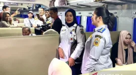 Sejumlah petugas Dishub Provinsi Sumut melayani program Mudik Gratis Lebaran 2025/1446 H Bersama Pemprov Sumut bersama PT Kereta Api Indonesia (KAI) Divre I Sumut di Medan, Rabu (26/3/2025). ANTARA/HO-Dishub Sumut