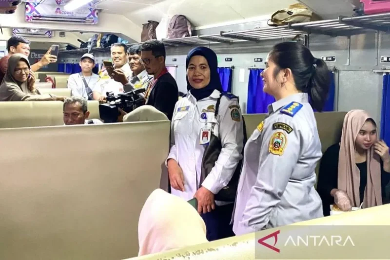 Sejumlah petugas Dishub Provinsi Sumut melayani program Mudik Gratis Lebaran 2025/1446 H Bersama Pemprov Sumut bersama PT Kereta Api Indonesia (KAI) Divre I Sumut di Medan, Rabu (26/3/2025). ANTARA/HO-Dishub Sumut