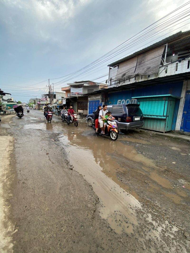 Jalan Tanjung balai yang berlubang dan tergenang air akibat tidak ada drainase. (Foto: Diva Suwanda)