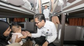 Walikota Medan Rico Waas saat menyapa seorang ibu yang membawa balita di dalam salahsatu bus mudik gratis yang digelar Pemko Medan, Rabu (26/3/2025). (Foto: Dok)