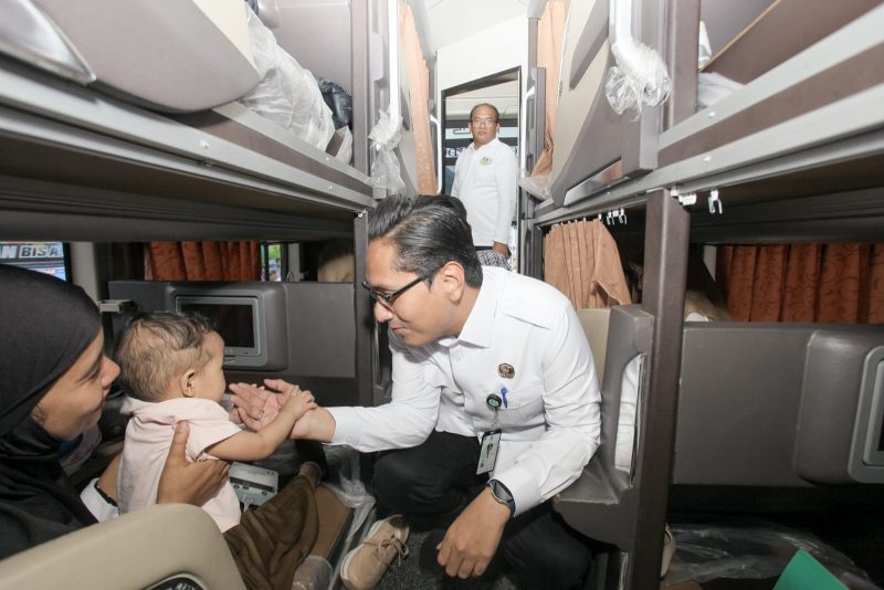 Walikota Medan Rico Waas saat menyapa seorang ibu yang membawa balita di dalam salahsatu bus mudik gratis yang digelar Pemko Medan, Rabu (26/3/2025). (Foto: Dok)