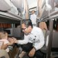 Walikota Medan Rico Waas saat menyapa seorang ibu yang membawa balita di dalam salahsatu bus mudik gratis yang digelar Pemko Medan, Rabu (26/3/2025). (Foto: Dok)