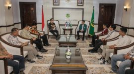 Walikota Medan, Rico Tri Putra Bayu Waas, saat menerima gabungan tujuh organisasi kemahasiswaan, Cipayung Plus, di ruang kerjanya, gedung Balai Kota, Medan, Kamis (27/3/2025). (Foto: Diva Suwanda)