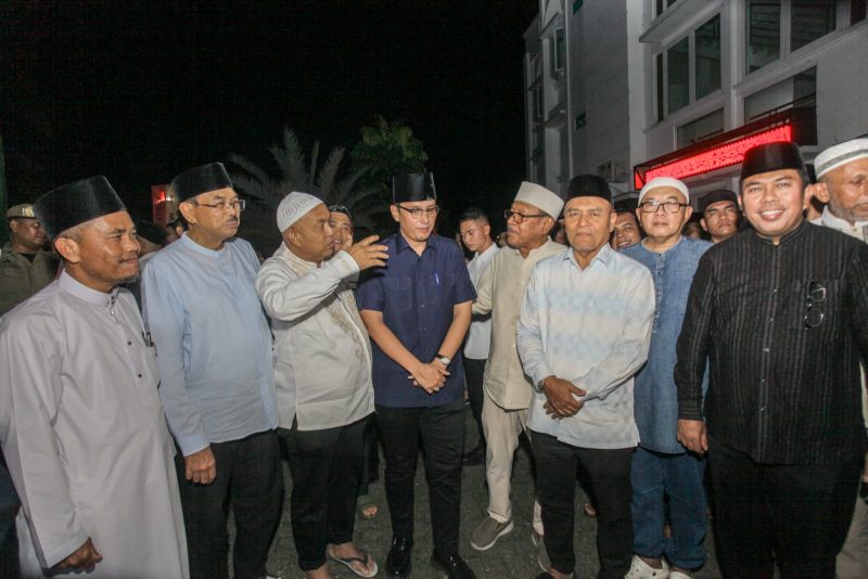 Walikota Medan Rico Waas saat berbuka bersama dengan ribuan orang jamaah Masjid Musabbihin, Tasbih, Jumat (28/3/2025). (Foto: Diva Suwanda)
