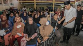 Walikota Medan Rico Waas saat menyerahkan zakat kepada mustahiq di Kelurahan Tanjung Rejo, Medan, Sabtu (29/3/2025). (Foto: Diva Suwanda)