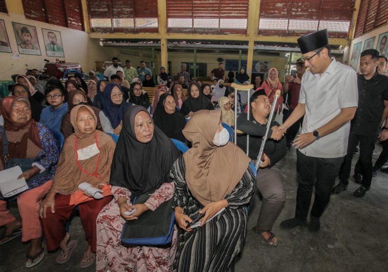 Walikota Medan Rico Waas saat menyerahkan zakat kepada mustahiq di Kelurahan Tanjung Rejo, Medan, Sabtu (29/3/2025). (Foto: Diva Suwanda)