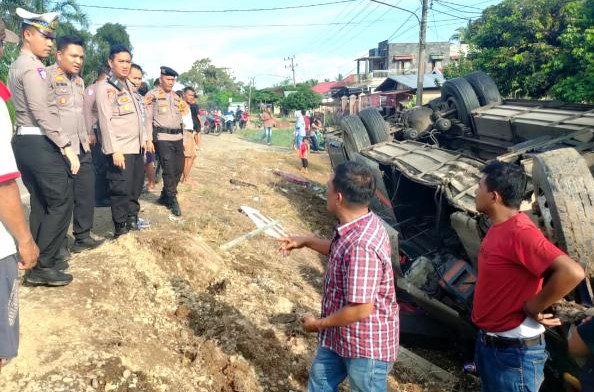 Kecelakaan sebuah bus pemudik tergelincir dan terguling di Jalan Lintas Sumatera (Jalinsum). (HO)