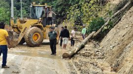 Petugas Kepolisian berada di lokasi longsor di Jalan lintas Sumatera, Tarutung-Sipirok di Desa Hutabarat, Kecamatan Pahae Julu, Tapanuli Utara, Jumat (28/3) (HO)
