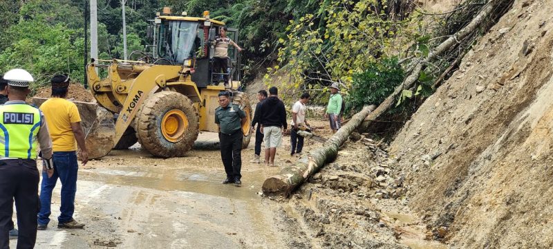 Petugas Kepolisian berada di lokasi longsor di Jalan lintas Sumatera, Tarutung-Sipirok di Desa Hutabarat, Kecamatan Pahae Julu, Tapanuli Utara, Jumat (28/3) (HO)