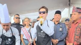 Potret dokter kecantikan dr. Richard Lee saat melakukan aksi memasak 300 kg rendang di Palembang, Sumatera Selatan. (Instagram.com/@dr.richard_lee)
